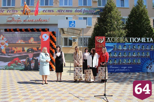 Герой России Александр Янклович поздравил с Днем Победы ветерана, проживающую в Энгельсском доме-интернате