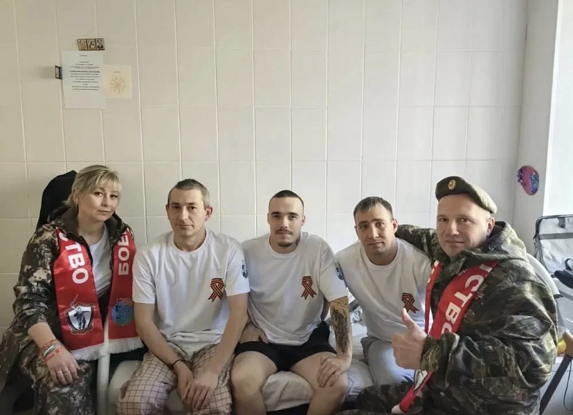 Саратовским участникам СВО подарили футболки «Связь поколений» 