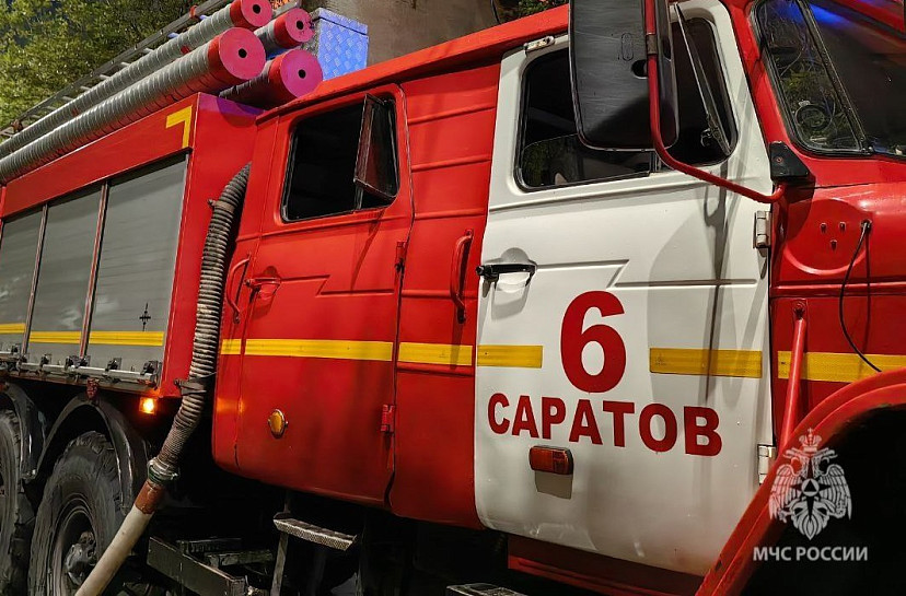 В Саратове пожарные тушили «Приору»